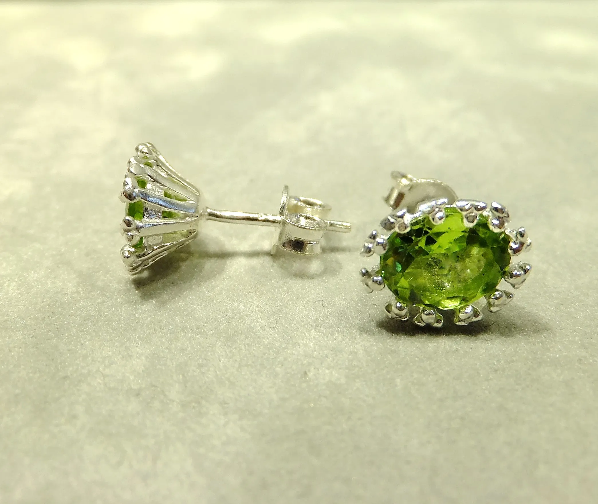 3,54 Carets of Peridot Gemstone Stud Earrings IN Sterling Silver