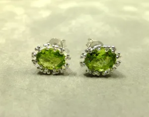 3,54 Carets of Peridot Gemstone Stud Earrings IN Sterling Silver