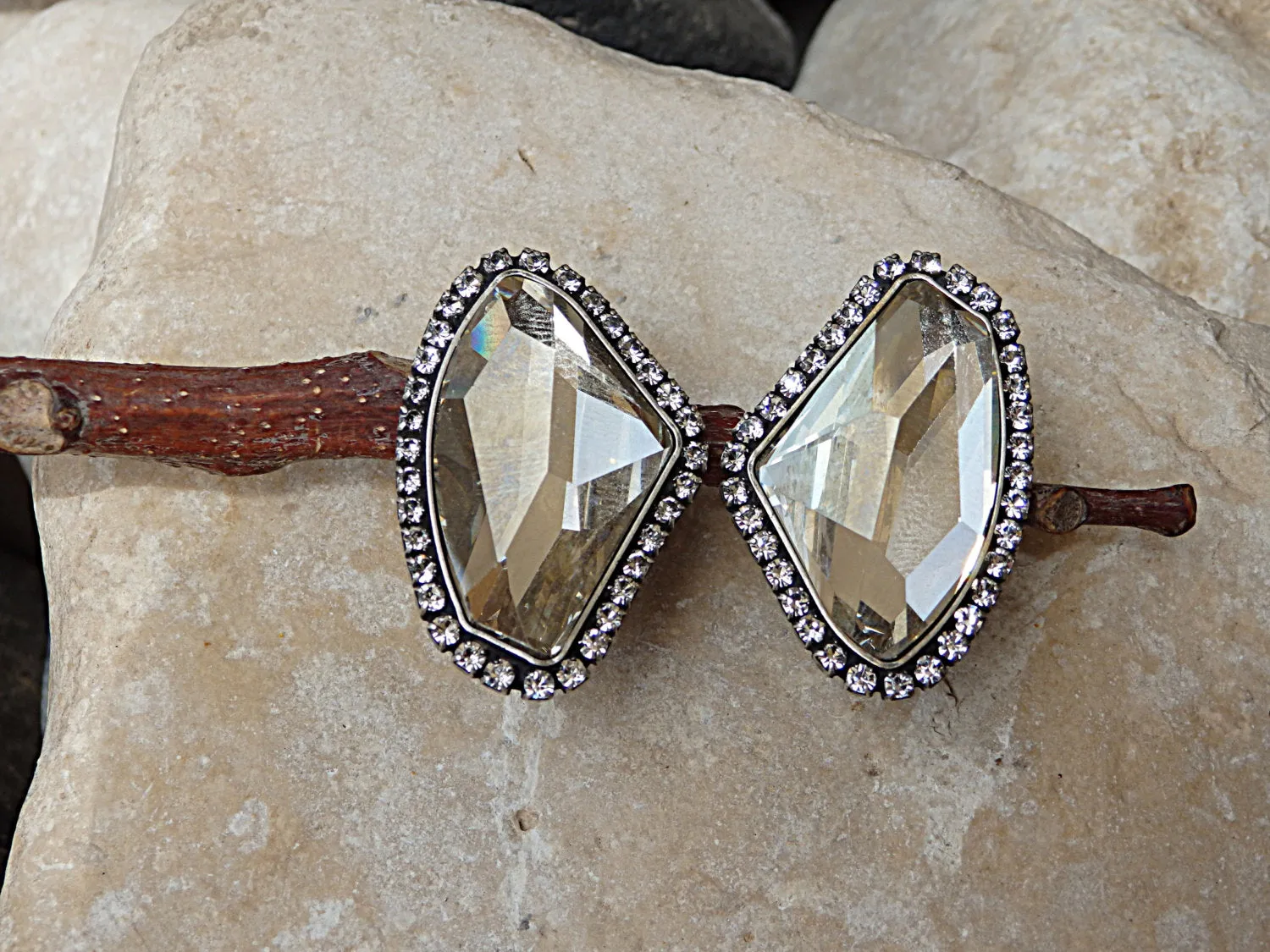 Asymmetric clip on earrings